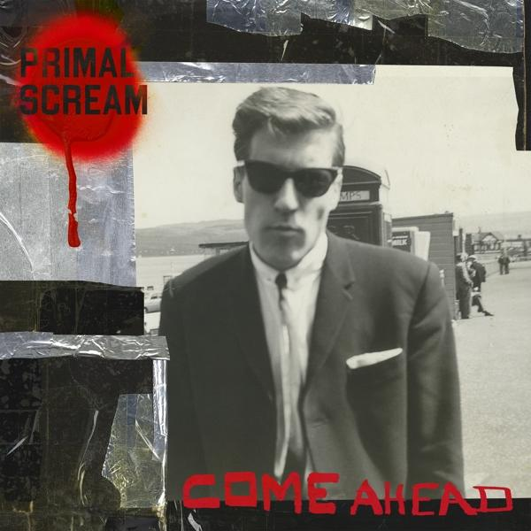 Pochette d'album Primal Scream avec un homme en lunettes de soleil et texte : Come Ahead.