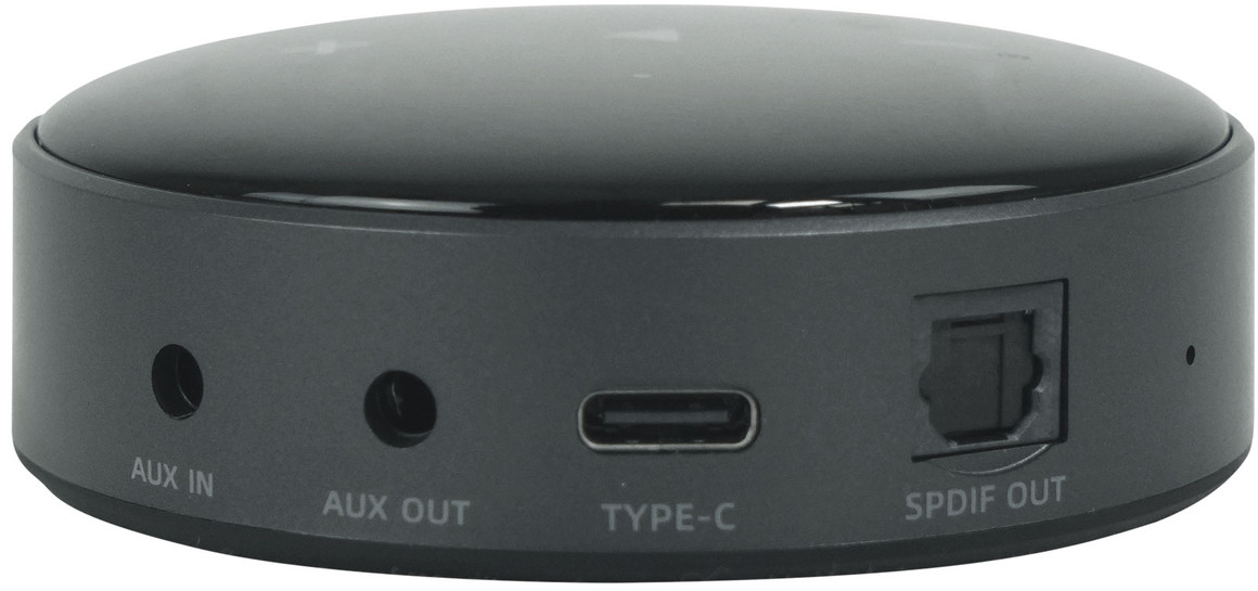 Dispositivo nero con porte AUX, USB-C e SPDIF. Forma circolare con parte superiore piatta.