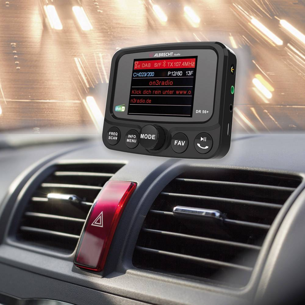 Autoradio mit Anzeige, die Informationen zeigt. Roter Warnblinker auf dem Armaturenbrett.