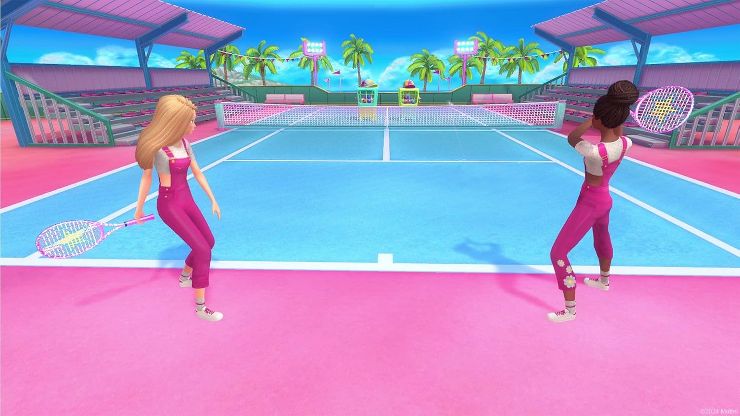 Dos muñecas Barbie jugando al tenis en una cancha rosa con una red y palmeras.