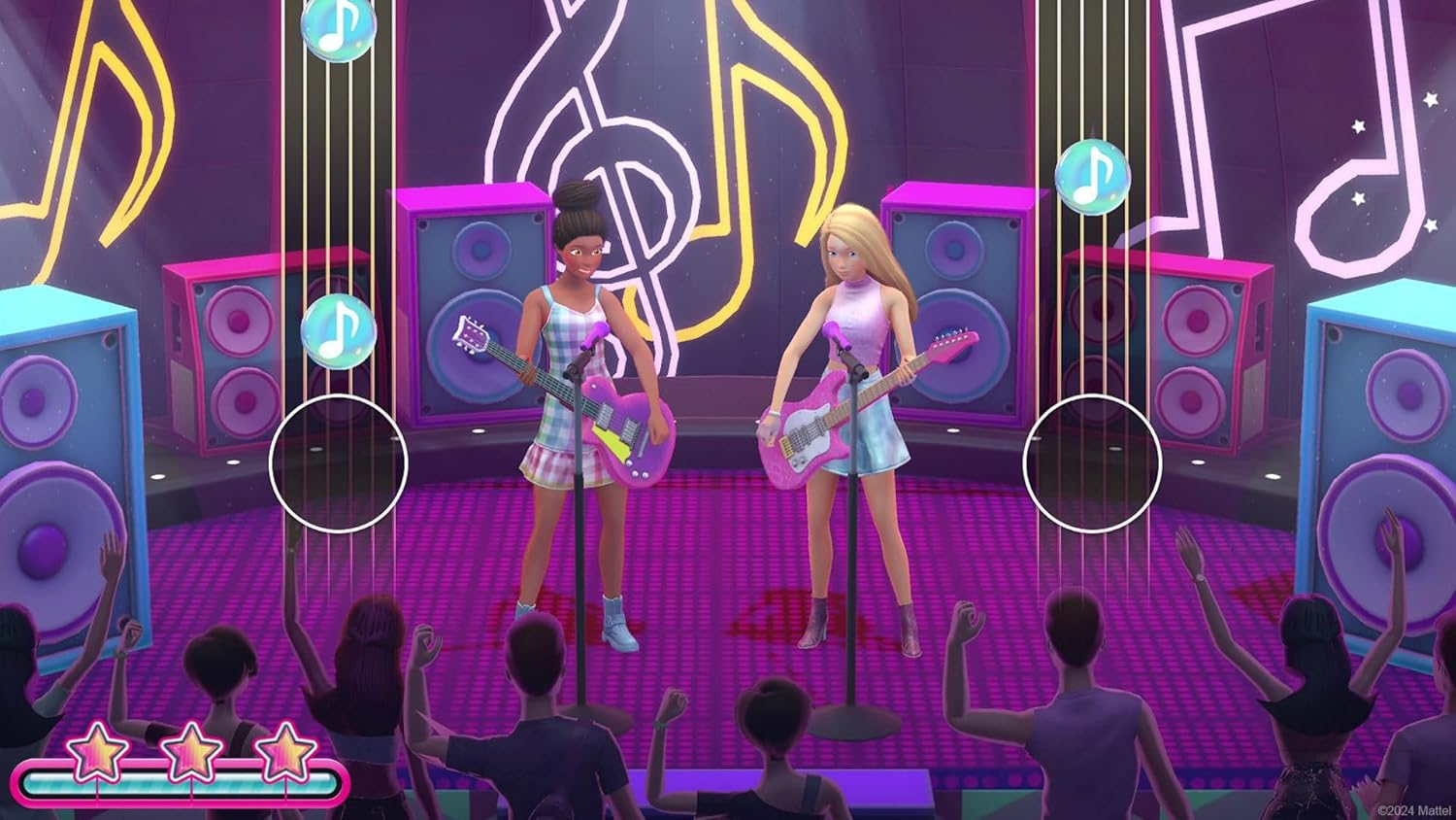 Dos personajes tipo Barbie en el escenario tocando guitarras, con notas musicales y una multitud en el fondo.