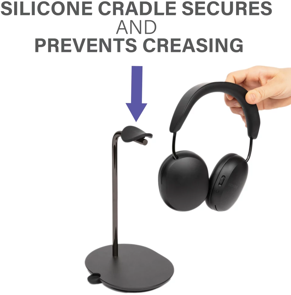 Support noir pour casque avec une main tenant un casque noir au-dessus.