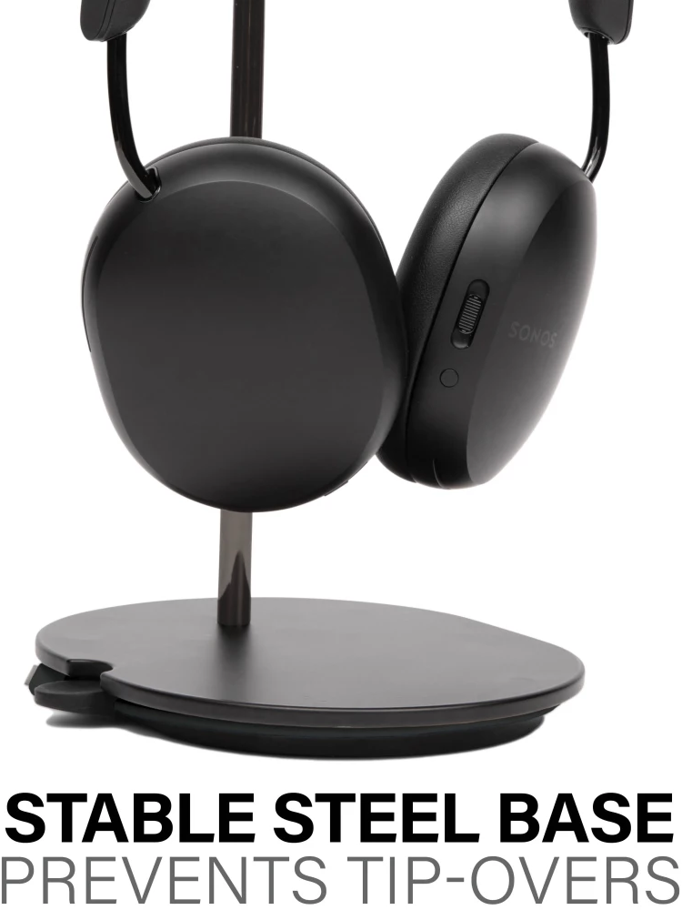 Casque noir sur un support à base ronde.