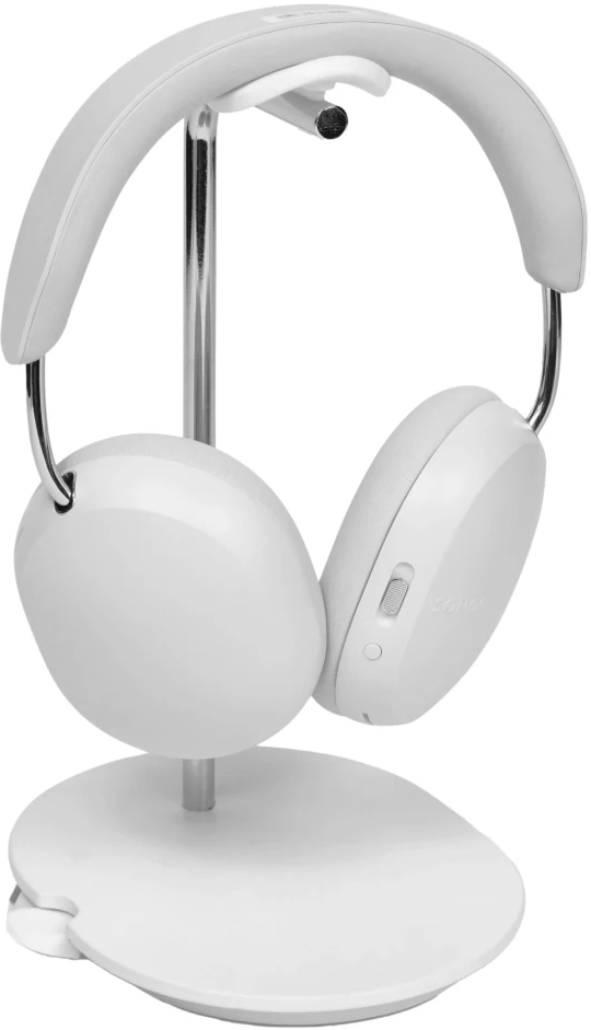 Casque blanc sur un support argenté avec une base blanche.