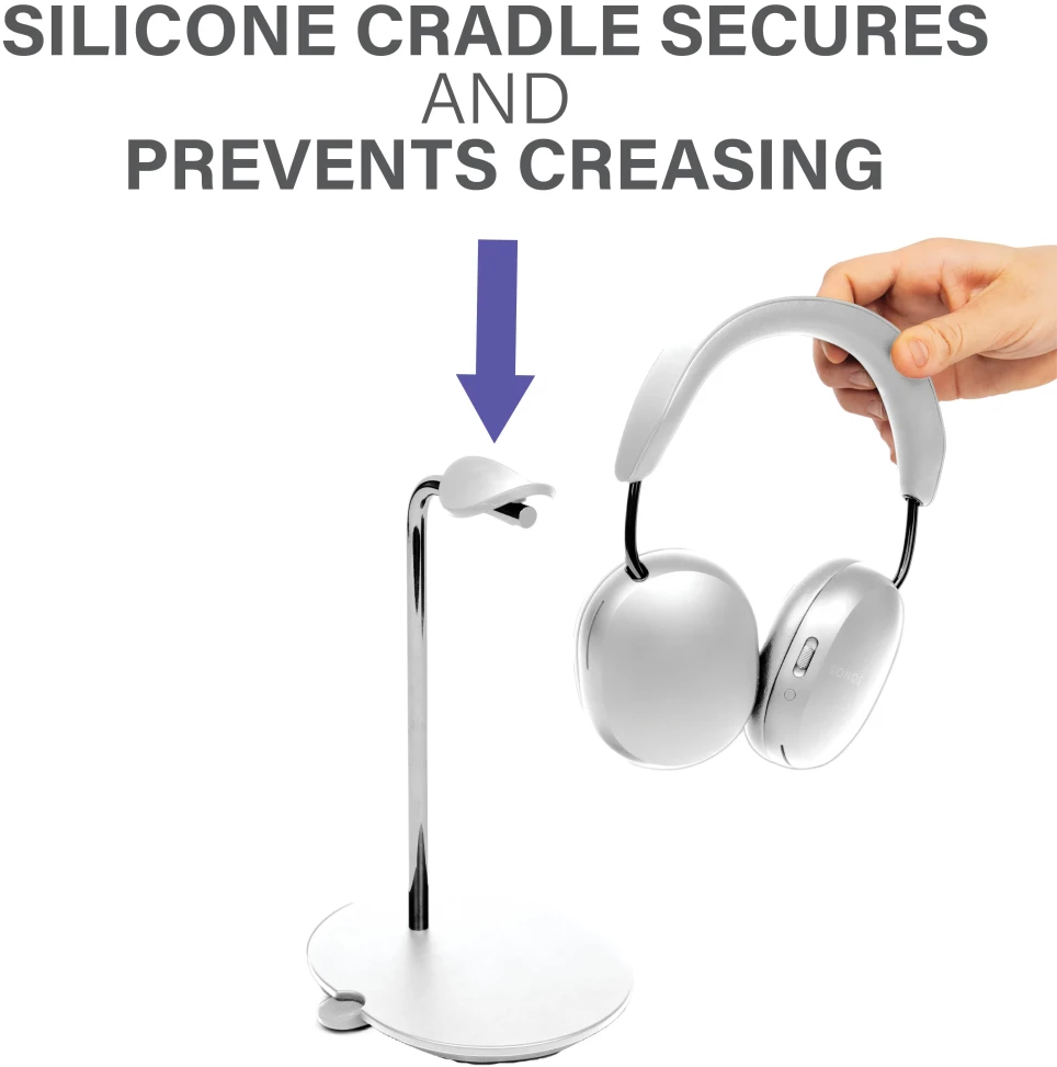Une main tient un casque blanc au-dessus d'un support blanc avec un berceau en silicone.