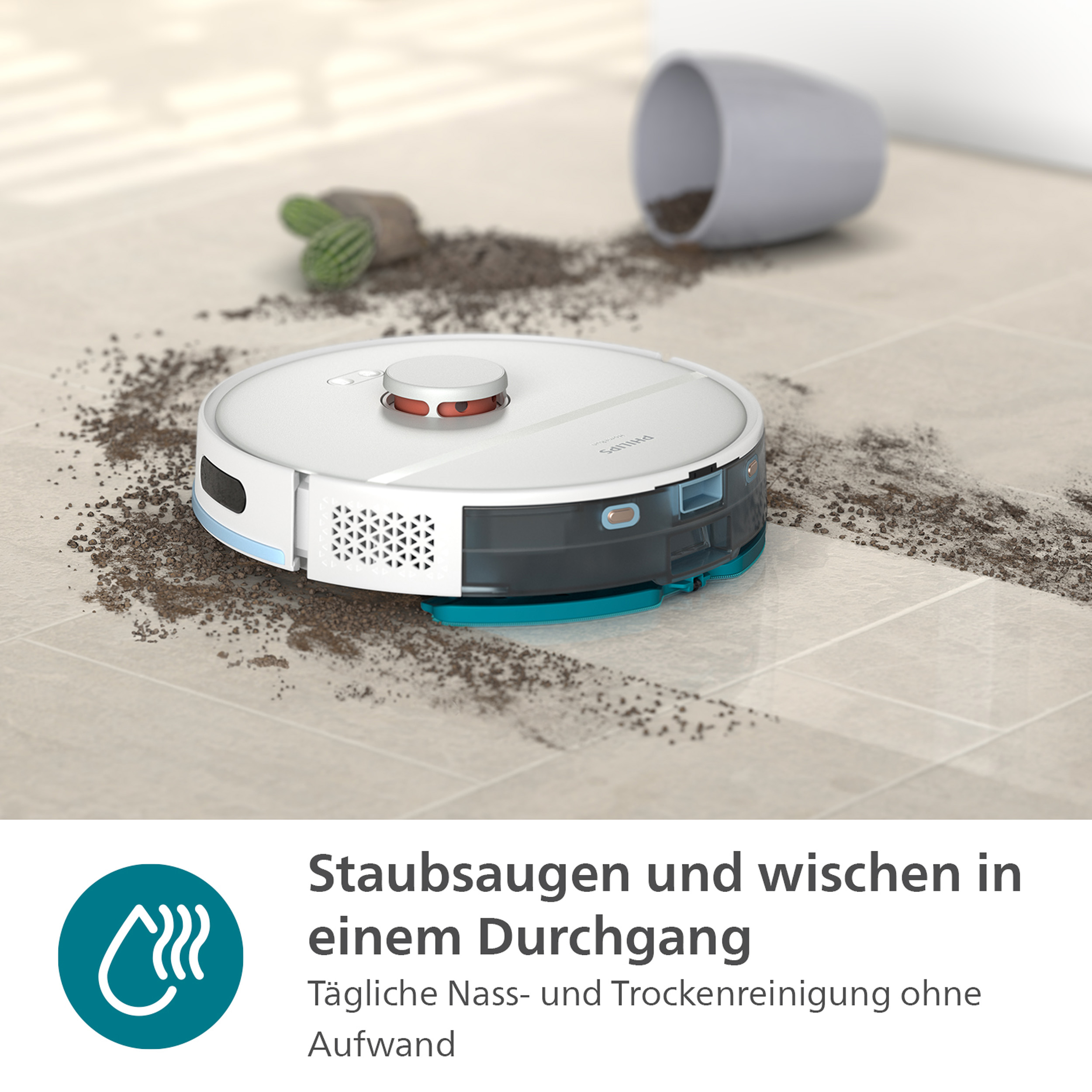 Ein weißer Roboterstaubsauger reinigt einen gefliesten Boden. Schmutz ist verteilt. Ein grauer Becher und Pflanze sind dahinter.