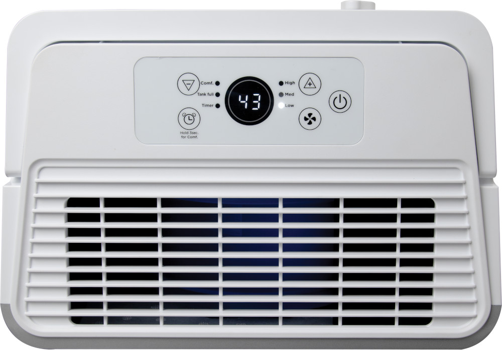 Een witte airconditioner met bedieningspaneel en ventilatieopeningen. Display toont '43'.