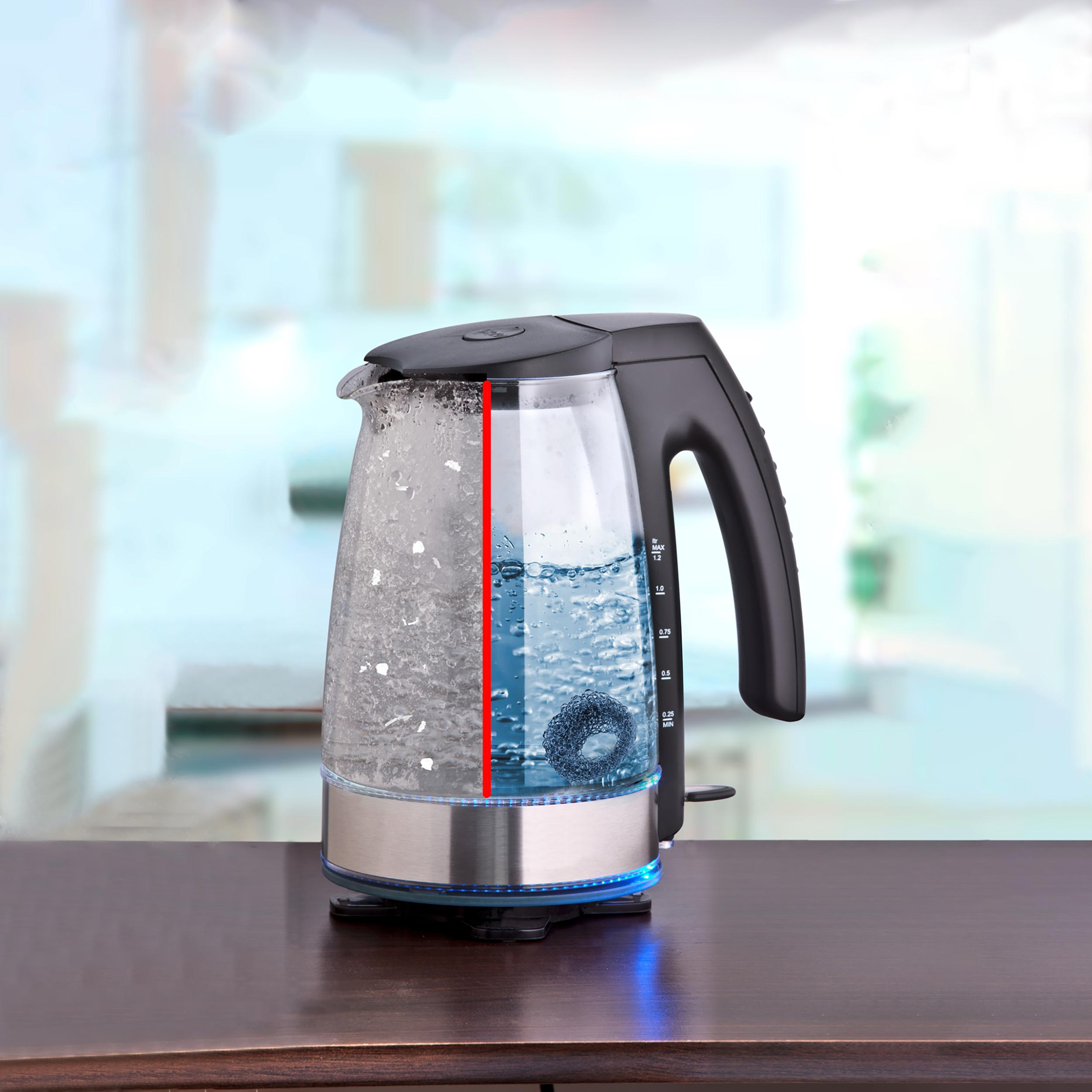 Elektrischer Wasserkocher mit kochendem Wasser, mit roter Linie für den Wasserstand.