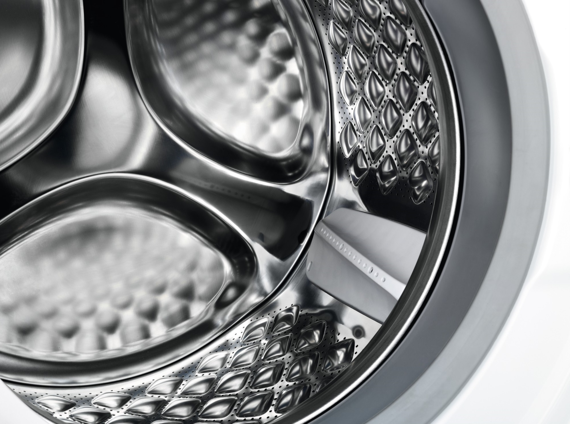 Zbliżenie na wnętrze bębna pralki.