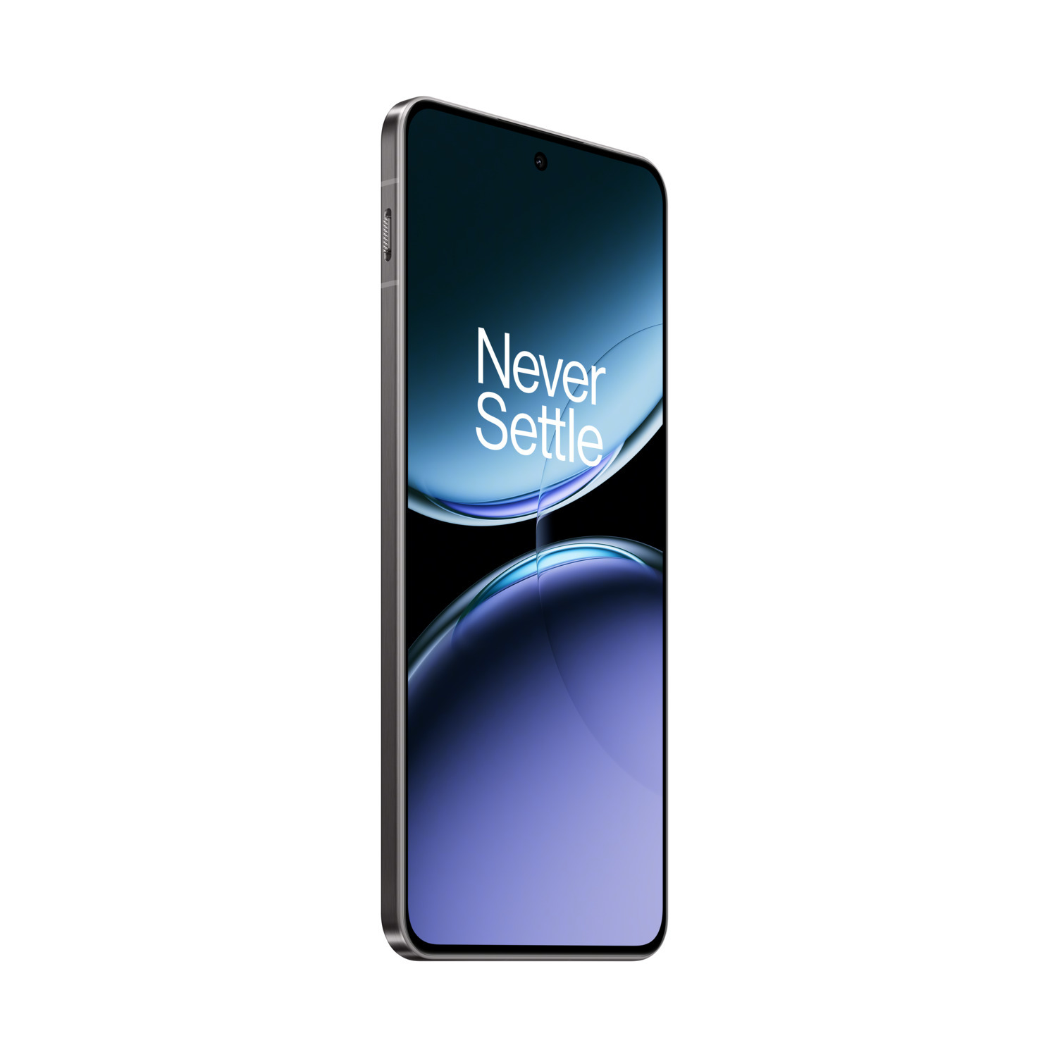 Zwart-zilveren smartphone, schuine weergave. Het scherm toont een blauw-paarse gradiënt. De tekst is 'Never Settle'.