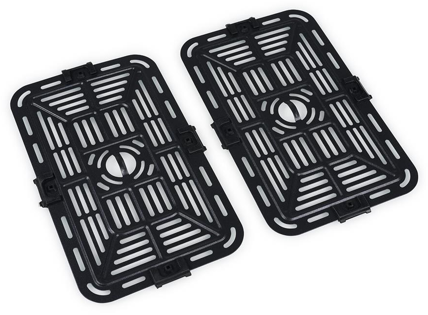 Deux plateaux noirs de friteuse à air avec trous. Forme rectangulaire.