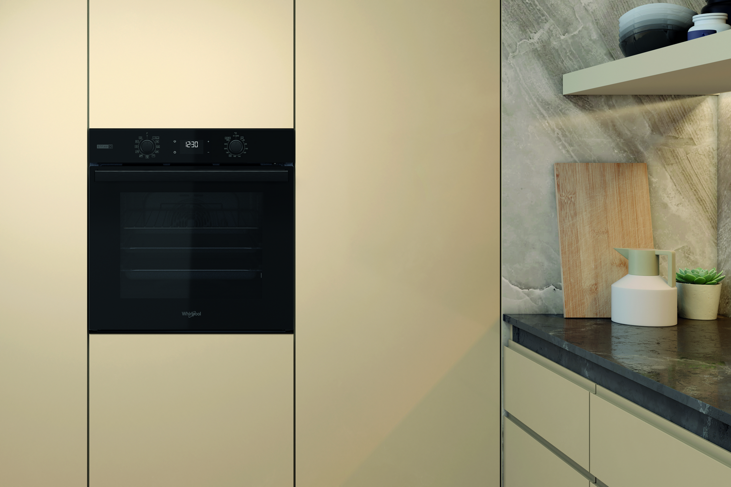 Un horno negro empotrado en gabinetes de cocina beige con una tabla de cortar y decoración.