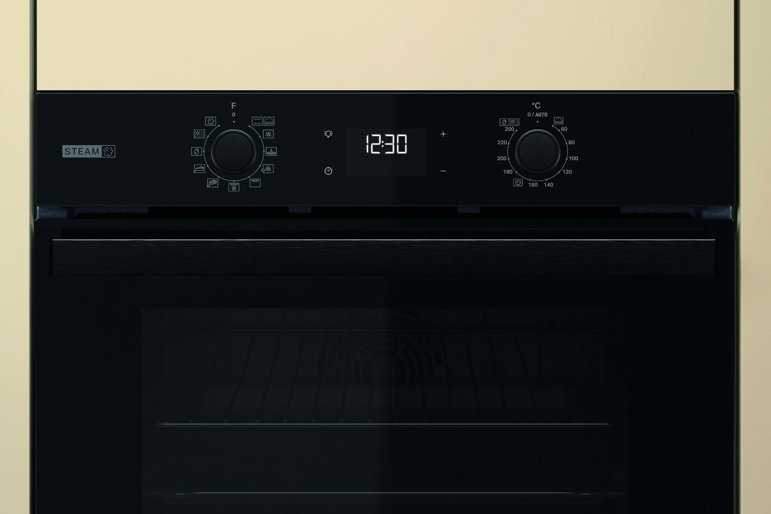 Primer plano del panel de control de un horno que muestra un reloj digital y perillas.
