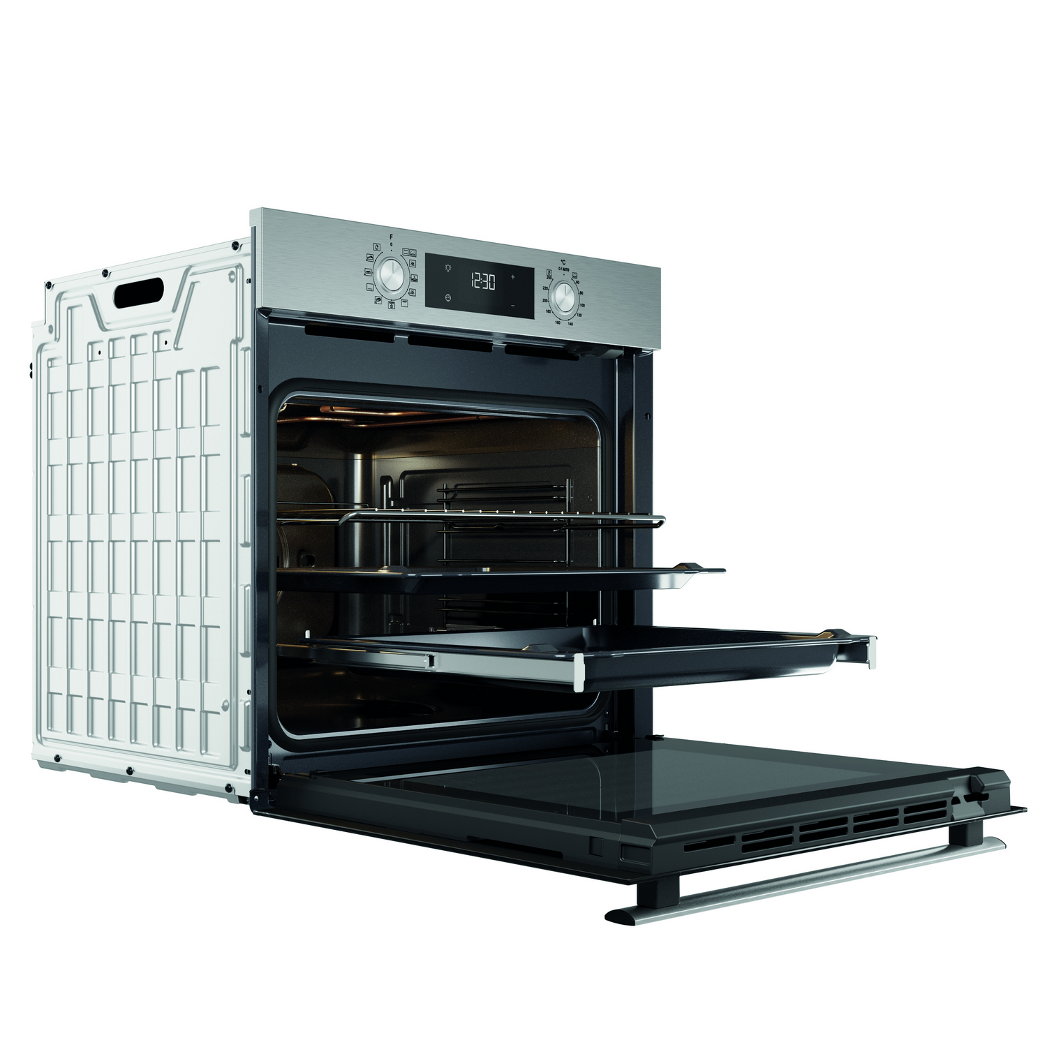 Un horno con puerta abierta. Tiene frente plateado, interior negro y bandejas. Muestra la hora.