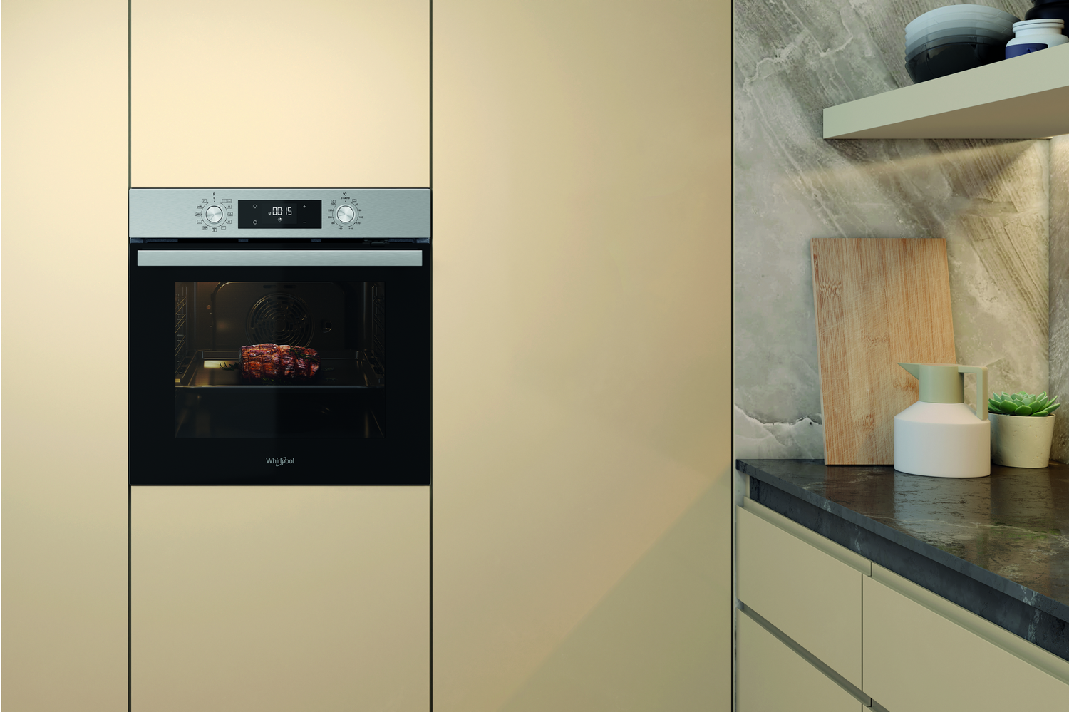 Un horno empotrado en un armario de cocina beige, con comida dentro. Una tabla de cortar y decoración.