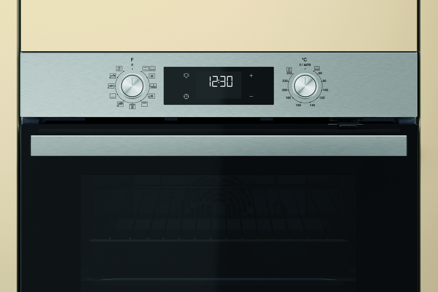 Un panel de control de horno con una pantalla digital que muestra 12:30 y varias perillas.