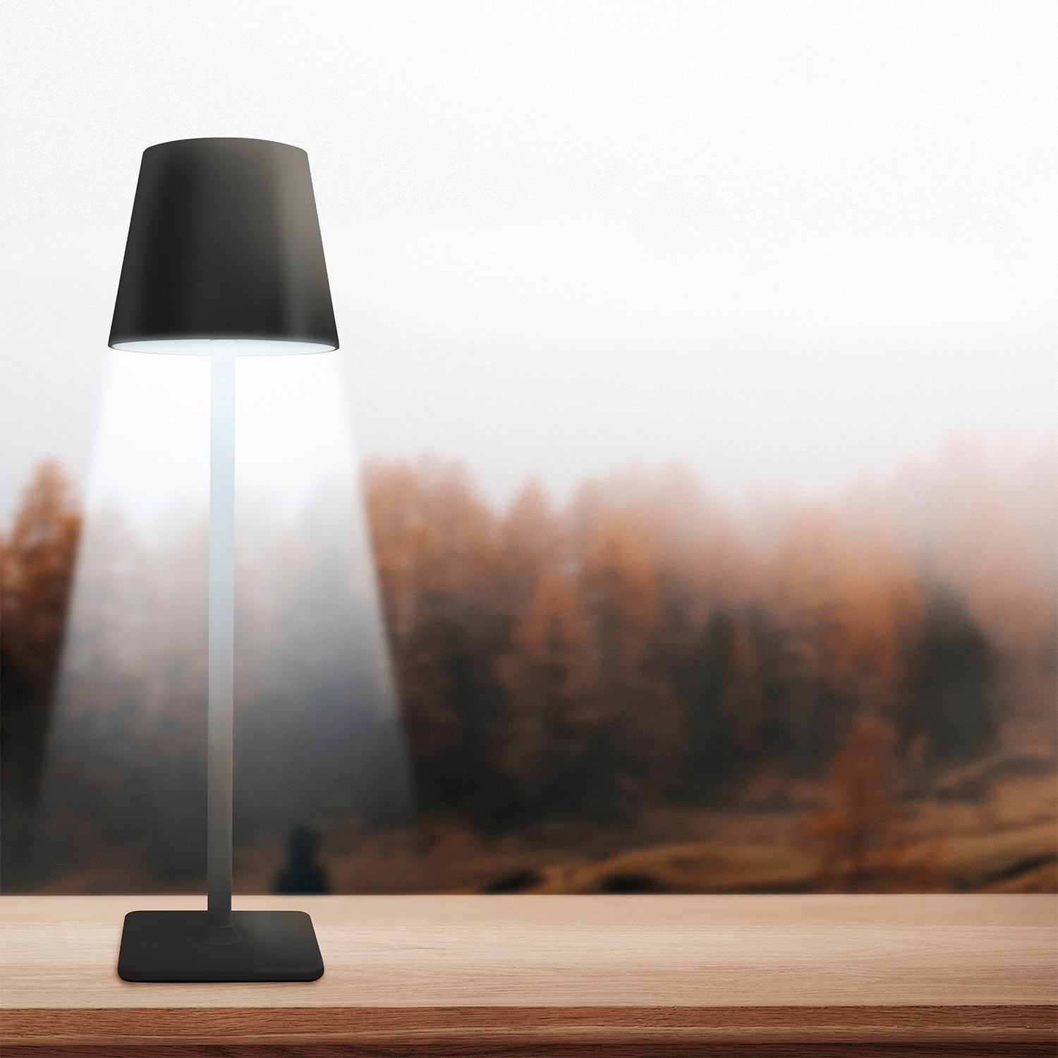 Una lampada nera con la luce che brilla su una superficie di legno e uno sfondo sfocato.