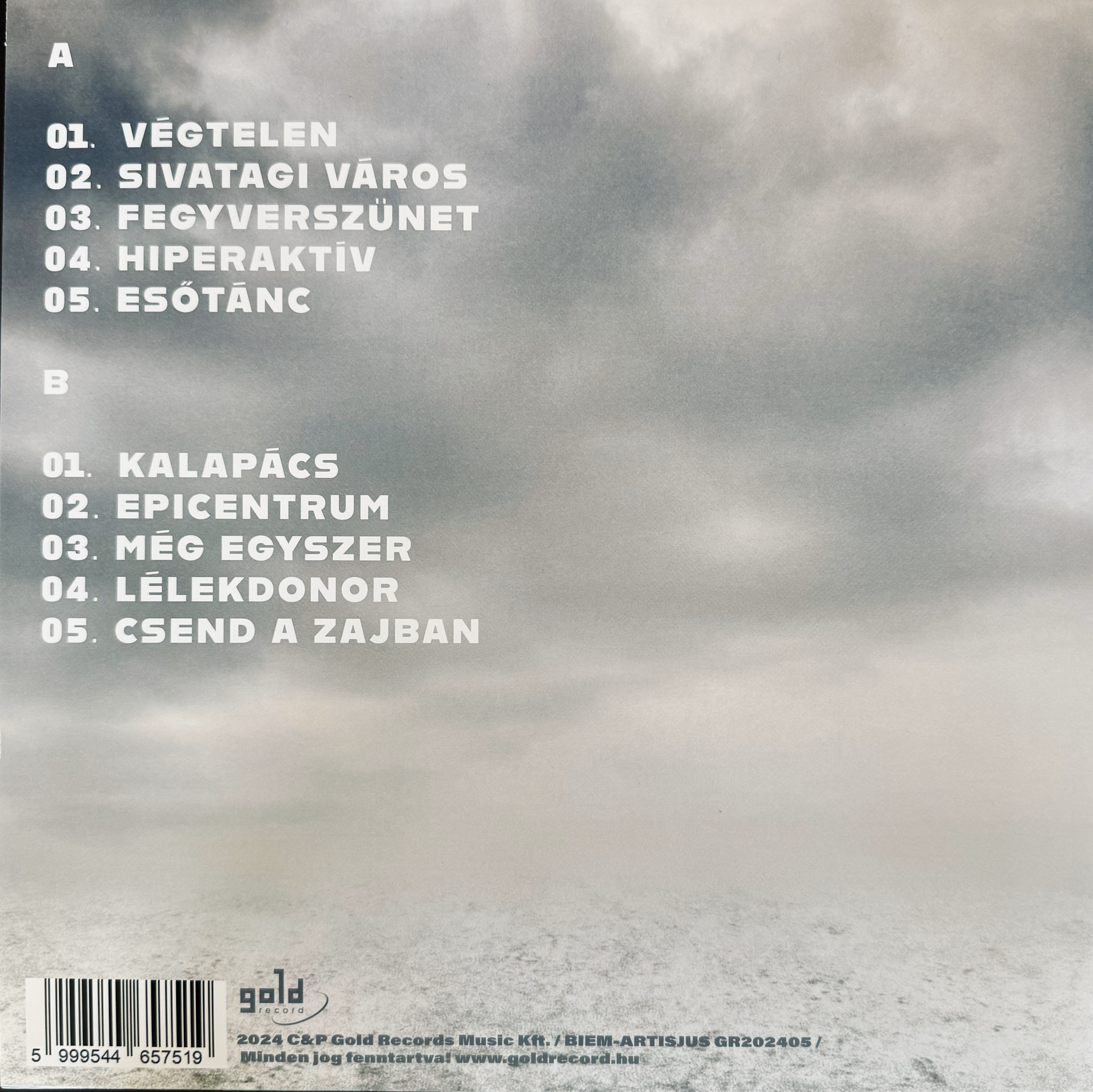 Zenei album hátlapja fehér szöveggel szürke háttéren.