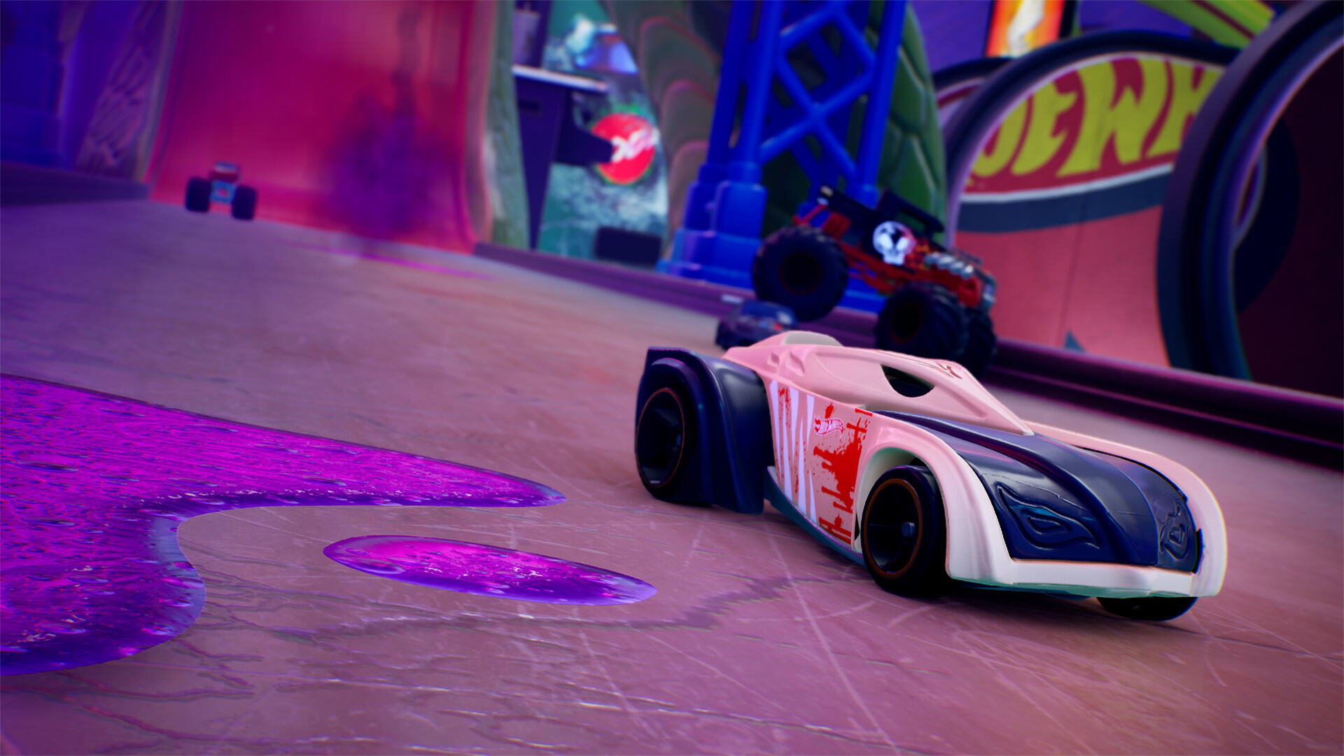 Une voiture de course jouet blanche et rouge sur une piste violette avec d'autres voitures jouets en arrière-plan.
