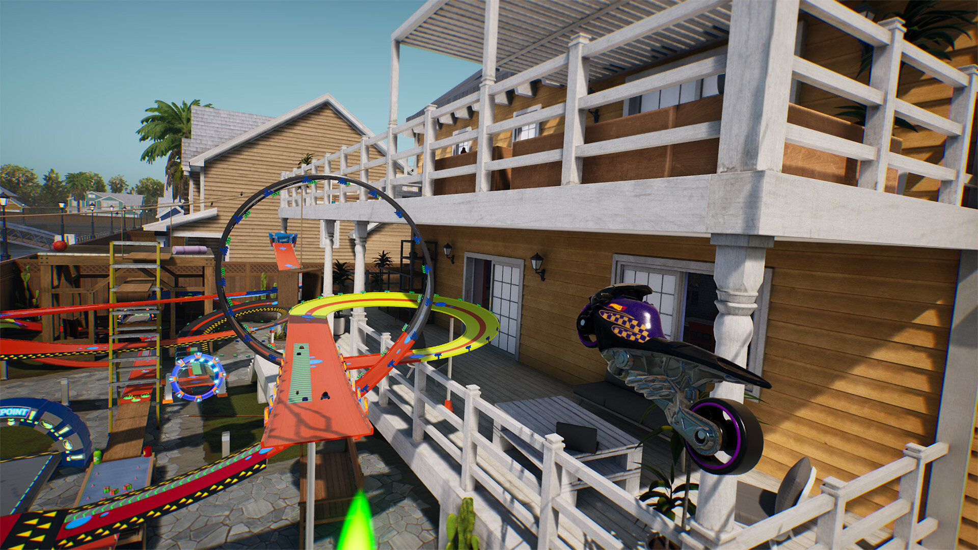 Un parcours de mini-golf coloré avec une moto sur une piste et une maison en arrière-plan.