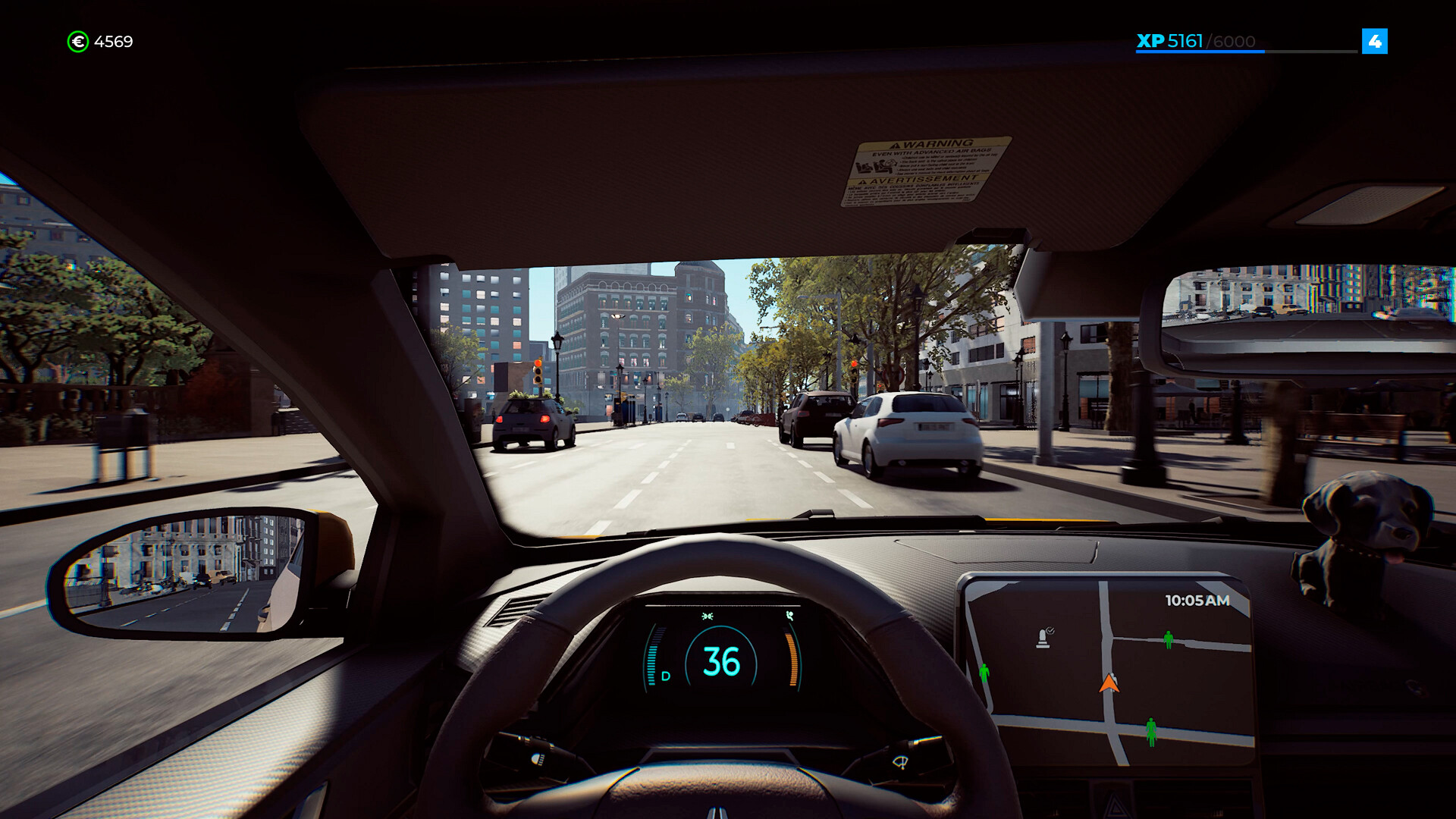 Innenansicht eines Autos, das auf einer Stadtstraße mit digitaler Anzeige fährt.