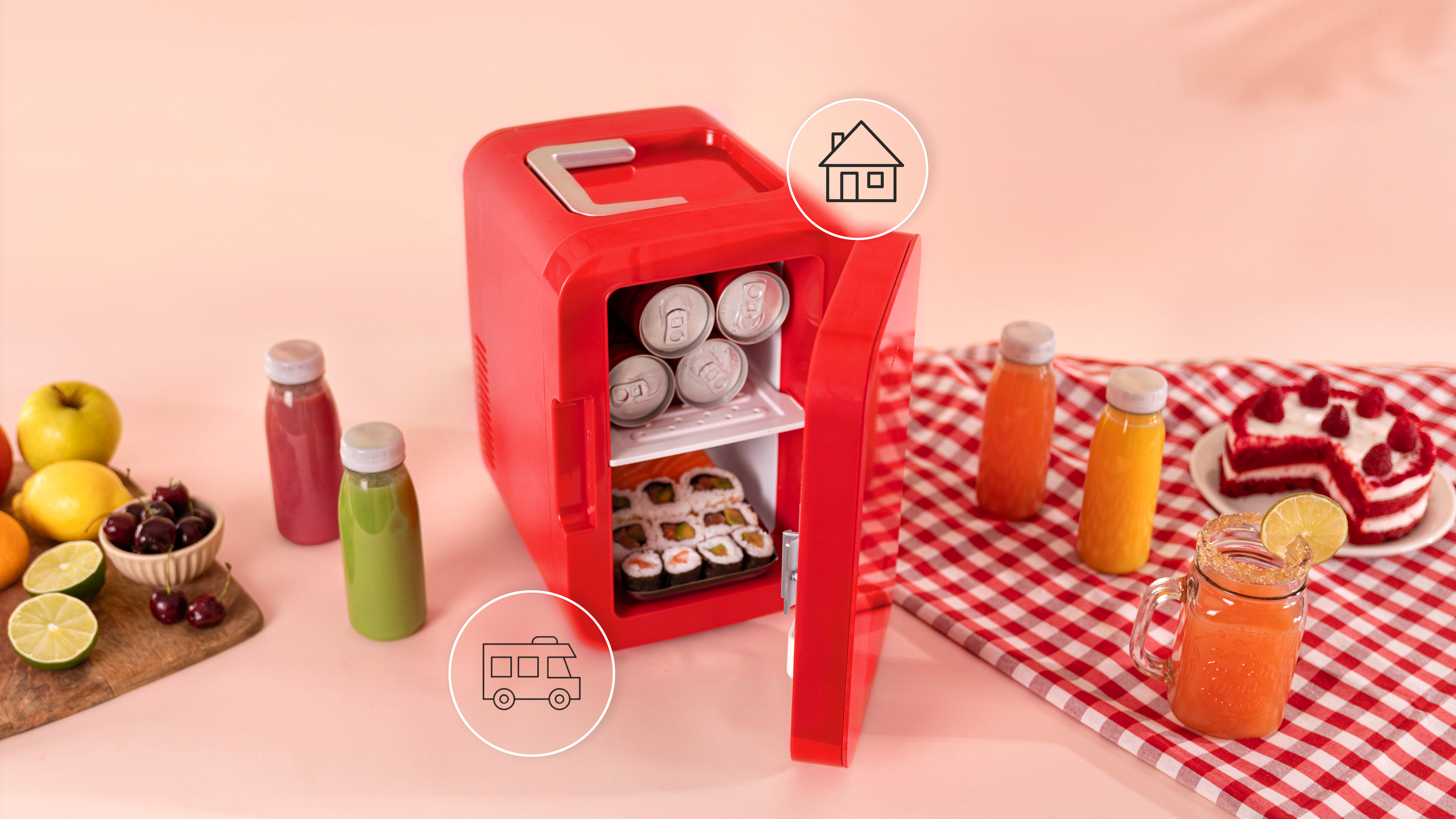 Una mini nevera roja, abierta, con bebidas, sushi y otros alimentos en su interior.