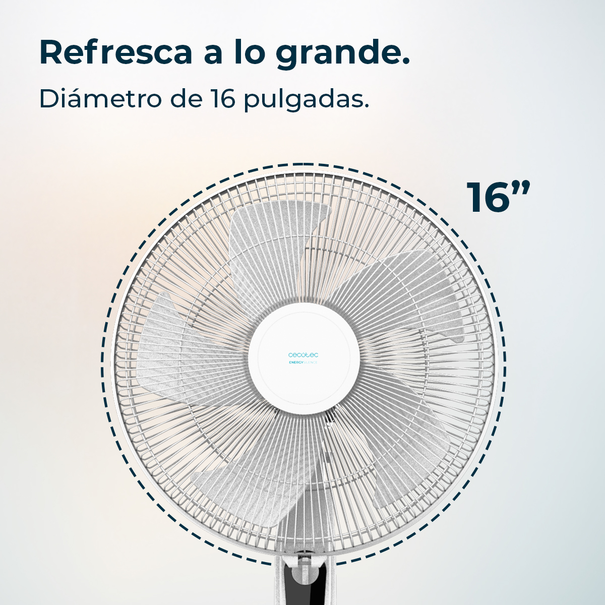 Primer plano de un ventilador blanco con base negra. El texto dice 'Refresca mucho'.