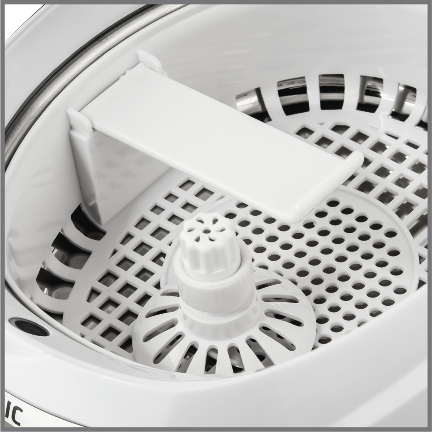 Intérieur d'une machine à laver blanche.