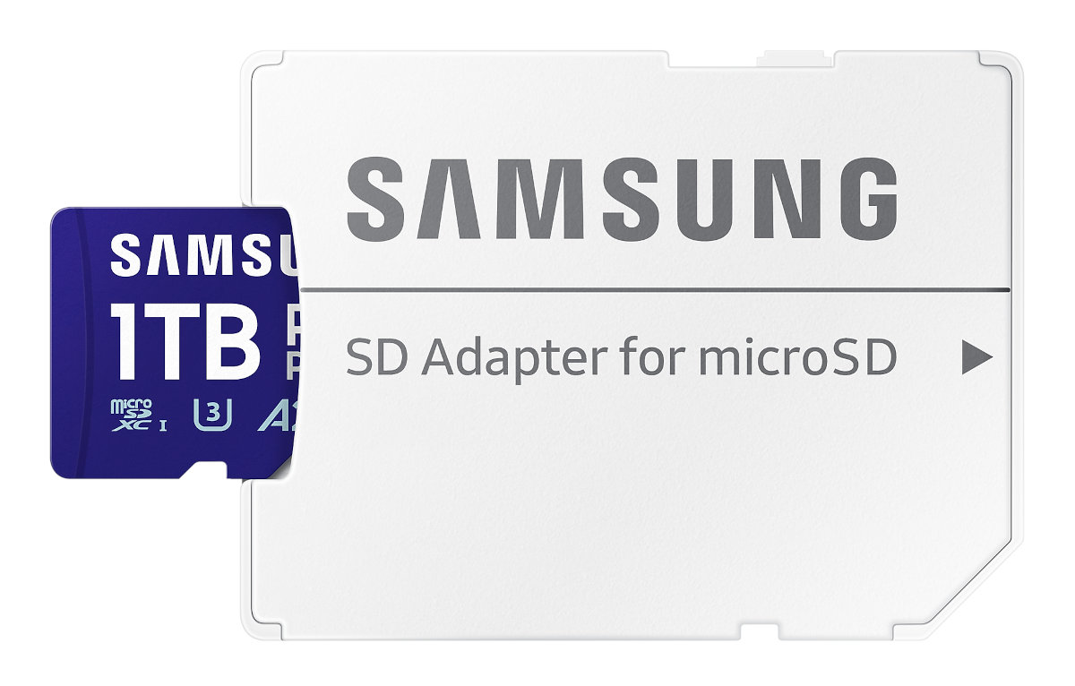 Niebieska karta microSD 1 TB i biały adapter, oba z marką Samsung, na białym tle.