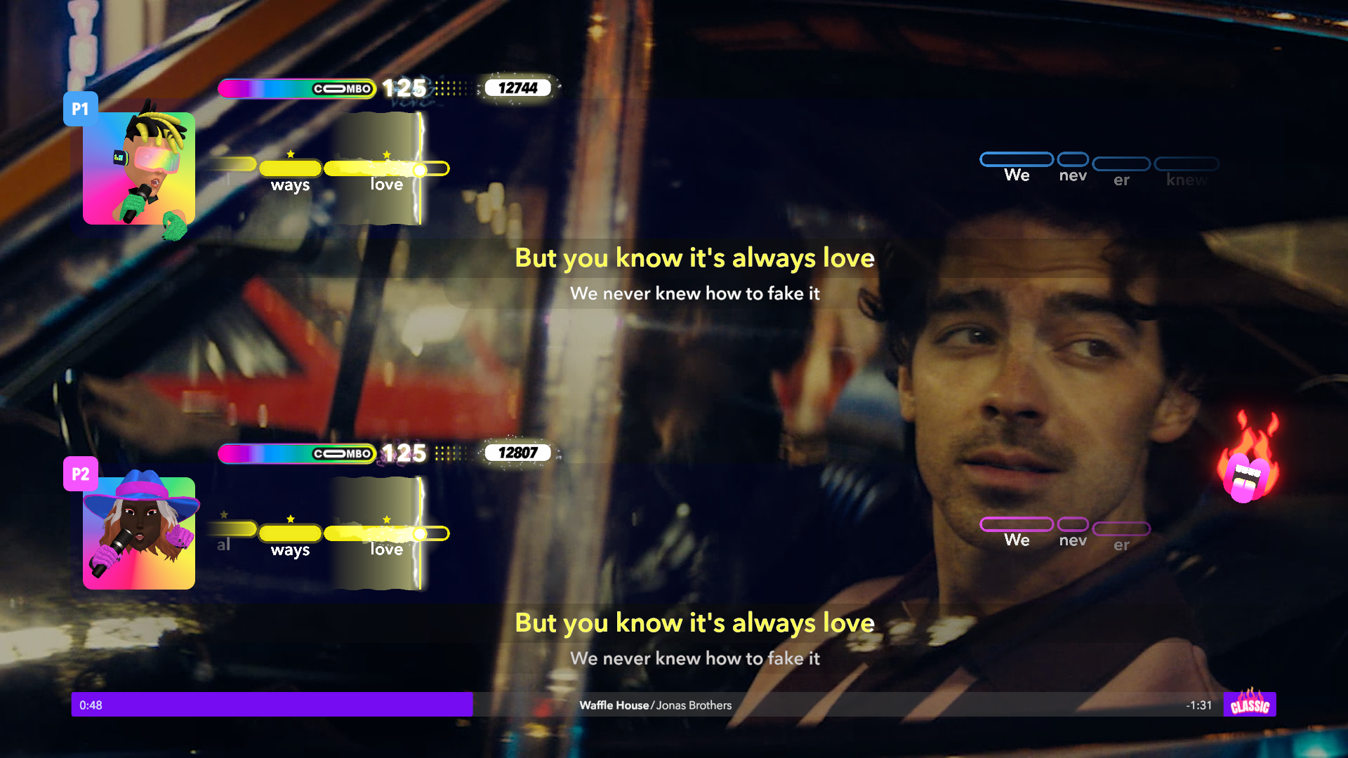 Wnętrze samochodu z mężczyzną śpiewającym karaoke. Teksty i wyniki są wyświetlane na ekranie.