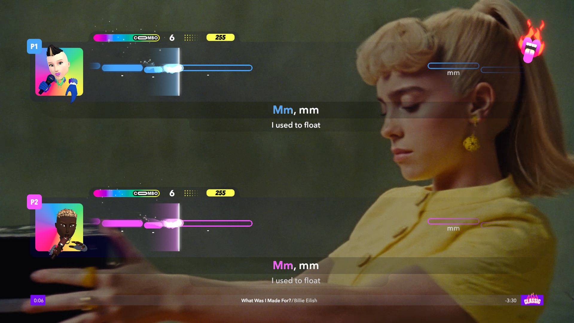 Interfejs gry karaoke z kobietą śpiewającą. Dwóch graczy z paskami wyników i tekstami.