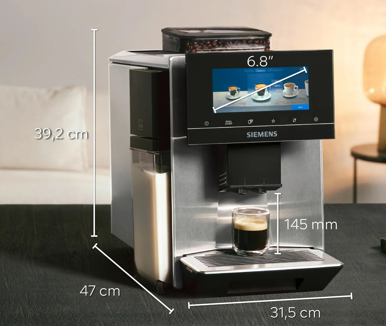Srebrno-czarny ekspres do kawy Siemens z ekranem dotykowym i filiżanką kawy.