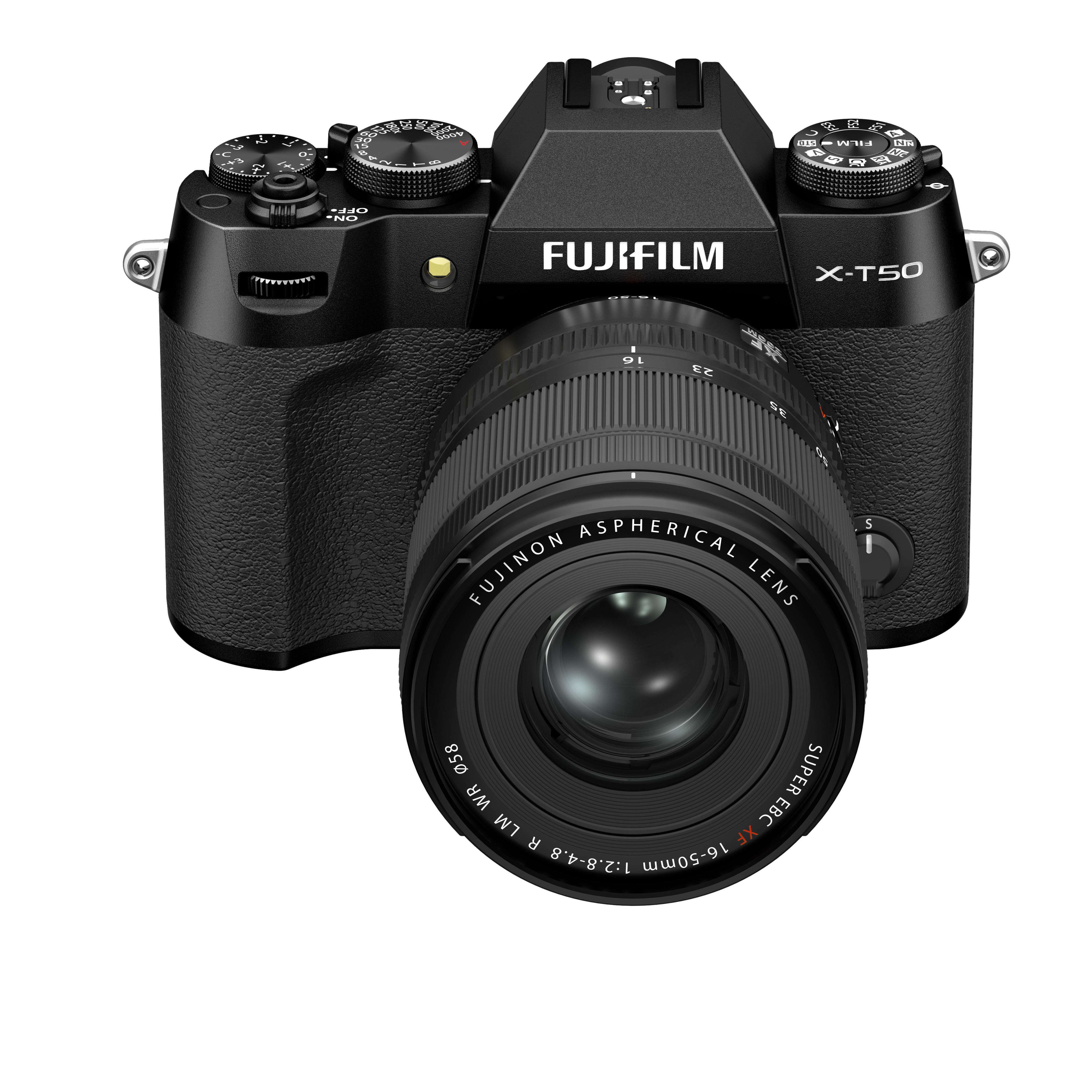 Eine schwarze Fujifilm X-T50 Kamera mit Objektiv, isoliert auf weißem Hintergrund. Das Objektiv ist fokussiert.