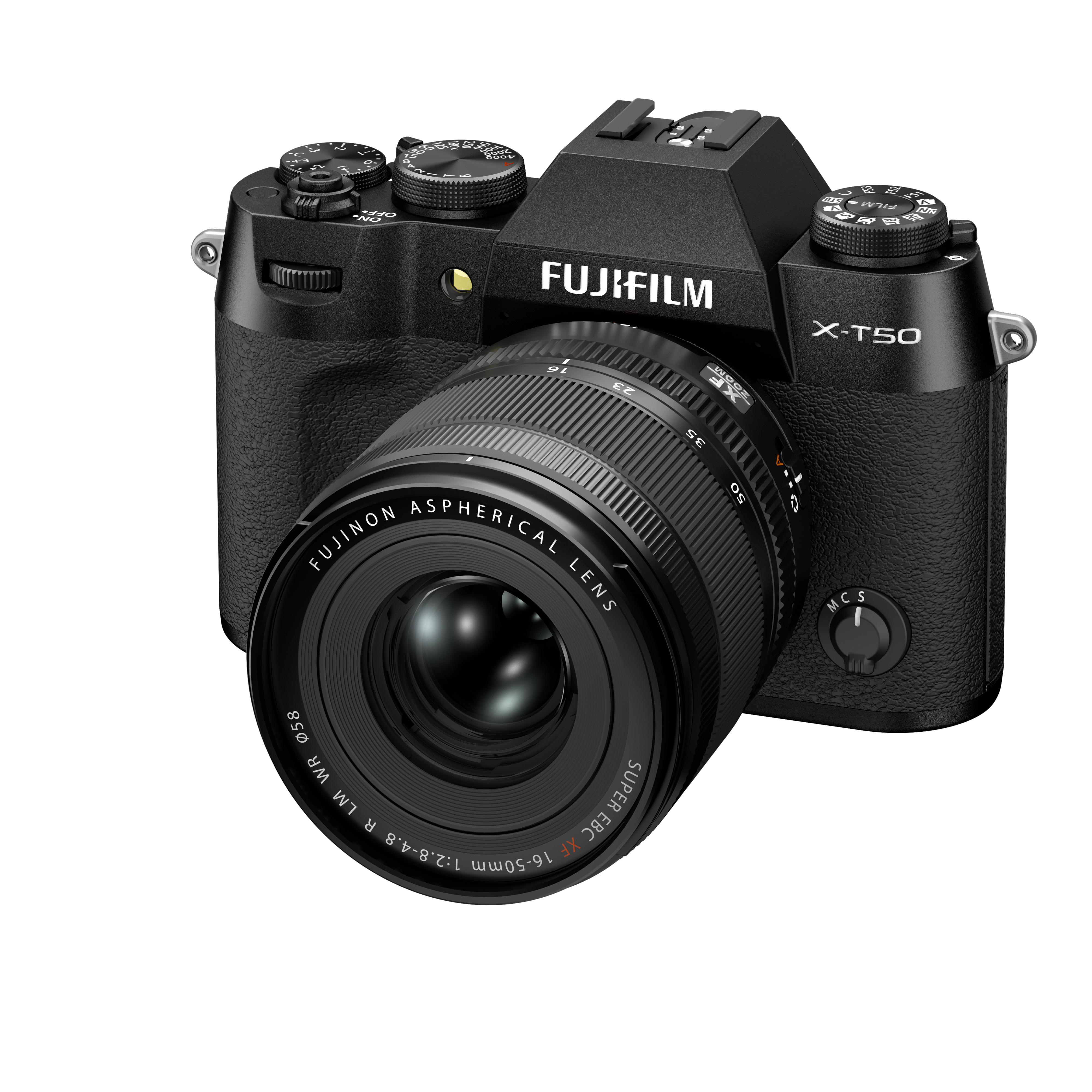 Eine schwarze Fujifilm X-T50 Kamera mit Objektiv, isoliert auf Weiß.
