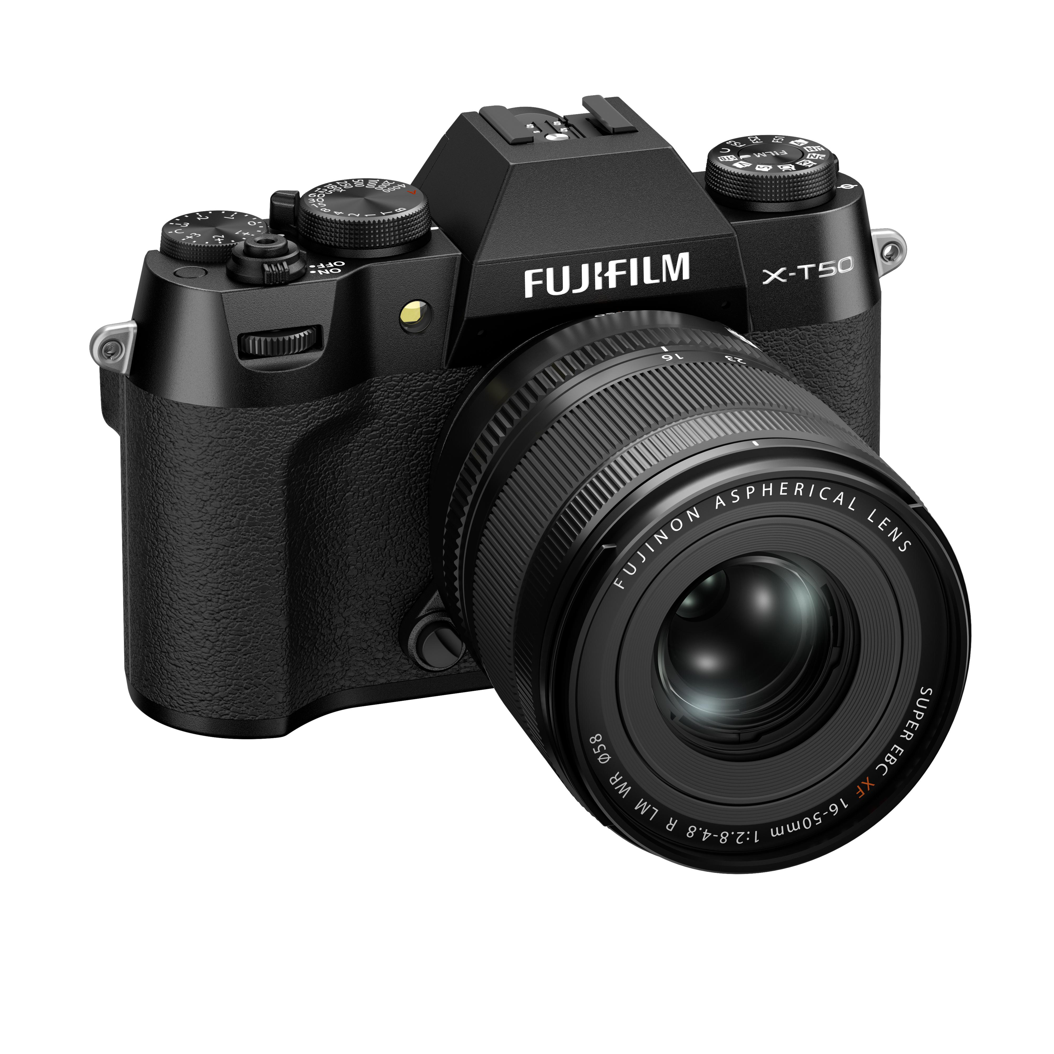 Schwarze Fujifilm X-T50 Kamera mit Objektiv, schräge Ansicht.