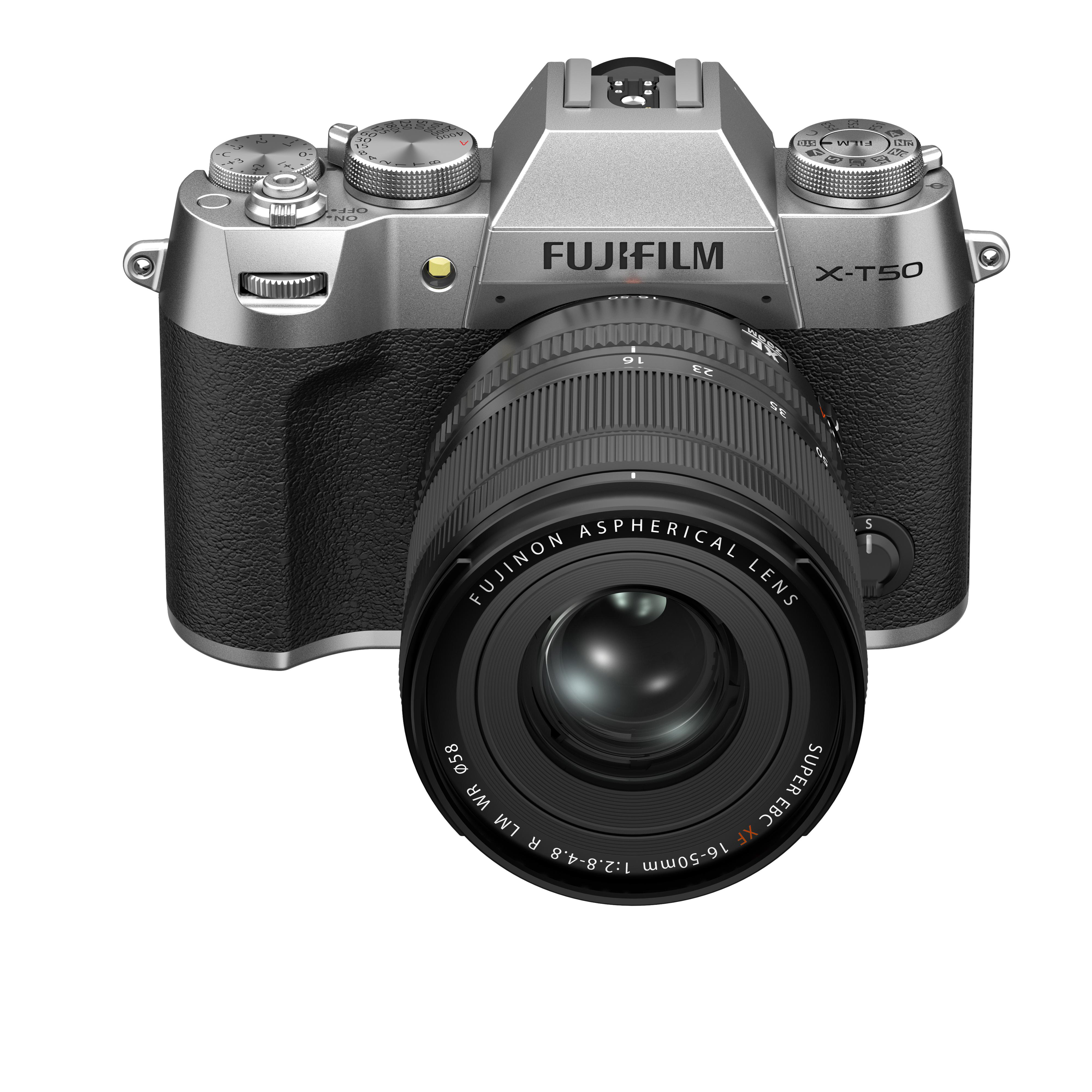 Eine silberne Fujifilm X-T50 Kamera mit schwarzem Objektiv, vor weißem Hintergrund.