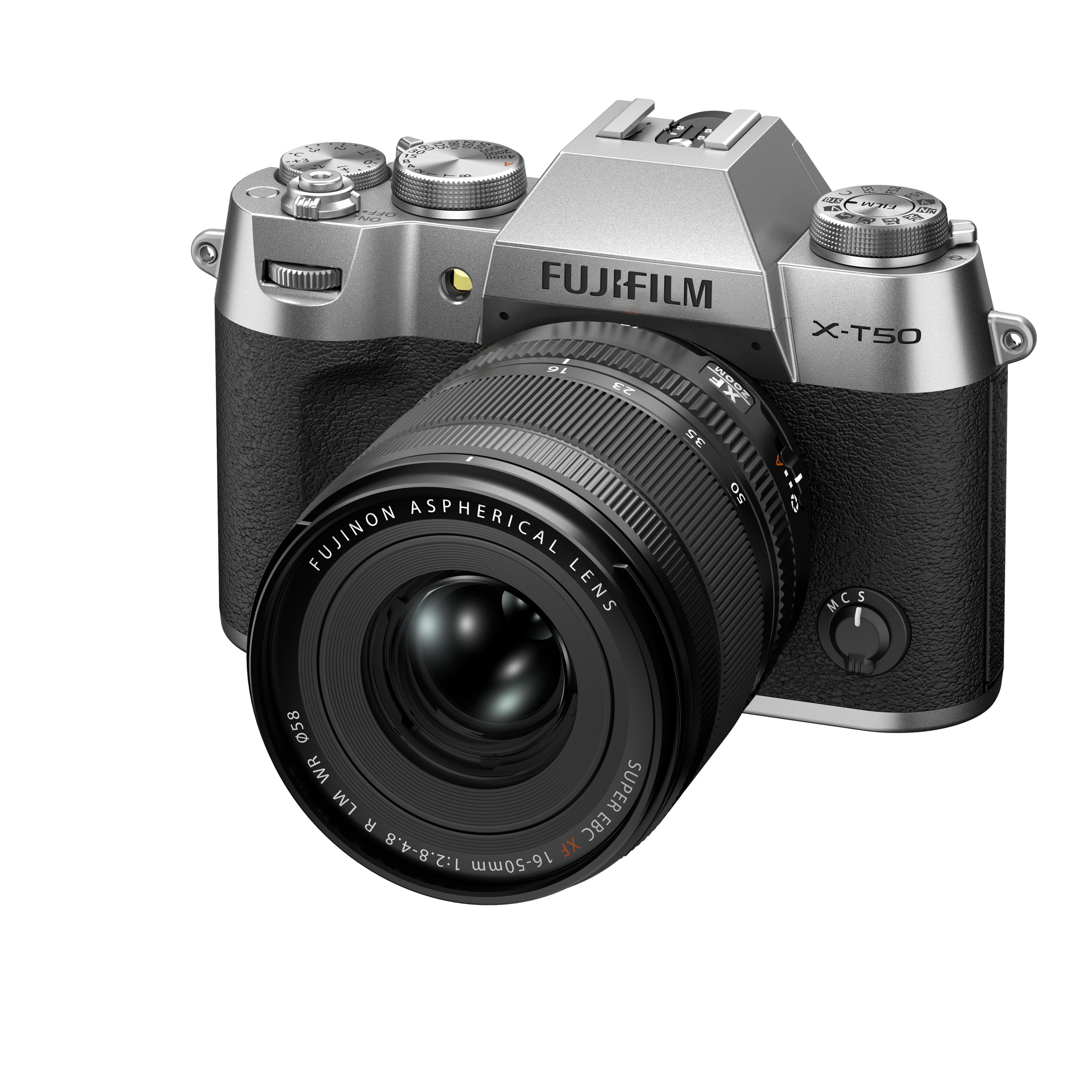 Eine silberne und schwarze Fujifilm X-T50 Kamera mit Objektiv. Das Objektiv ist schwarz. Die Kamera ist leicht angewinkelt.