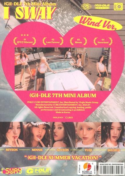 Cover des Albums von (G)I-DLE, mit Mitgliedern und einer Autoillustration mit rosa Herz.