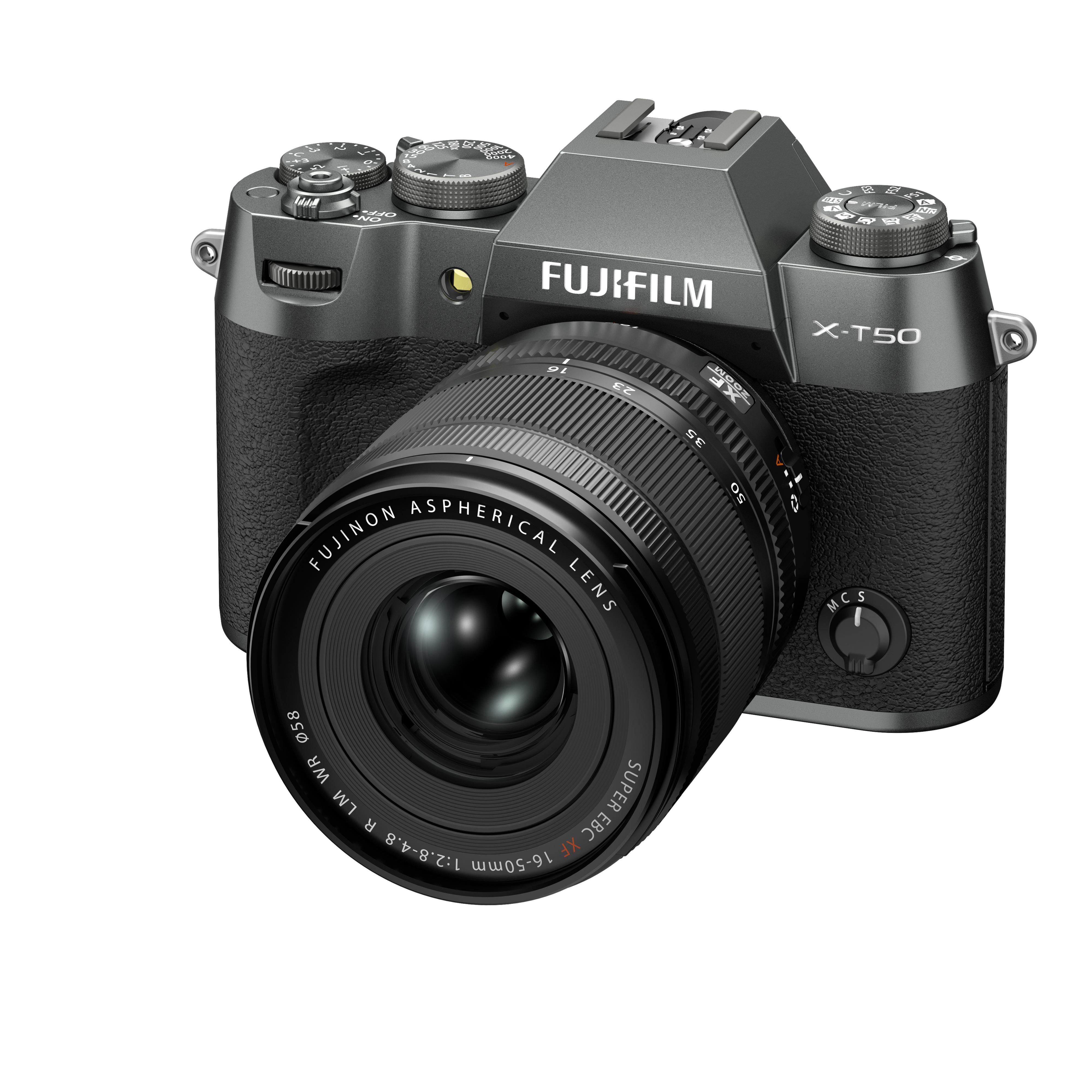 Eine schwarz-graue Fujifilm X-T50 Kamera mit Objektiv. Die Kamera ist auf den Betrachter gerichtet.