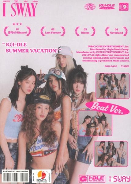 Bild von (G)I-DLE-Mitgliedern auf einem Magazin-Cover. Titel: I SWAY. Anderer Text, 'SUMMER VACATION!'.