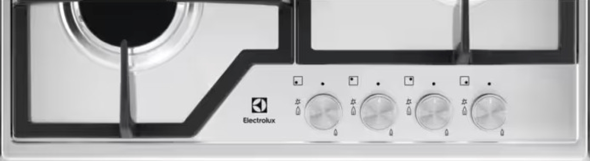 Zbliżenie gazowej płyty grzewczej Electrolux ze stali nierdzewnej z pokrętłami.