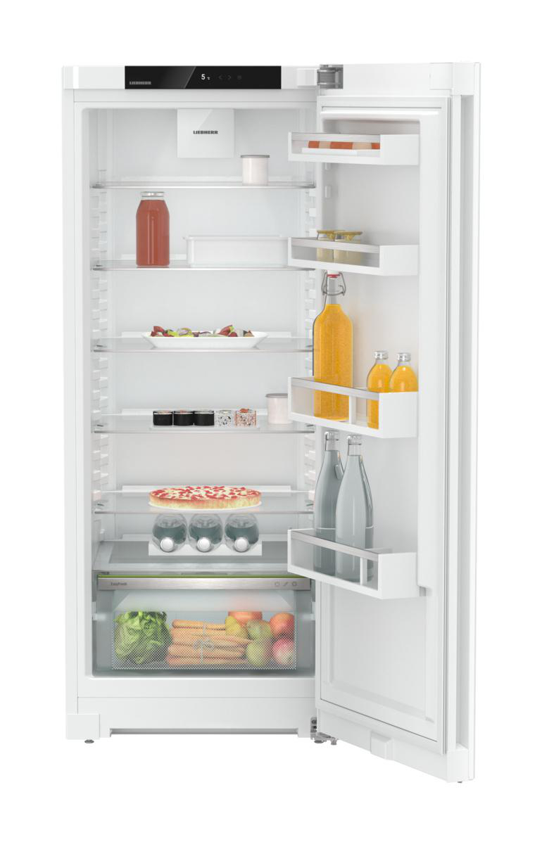 Ein weißer Liebherr-Kühlschrank mit geöffneter Tür, gefüllt mit Lebensmitteln.