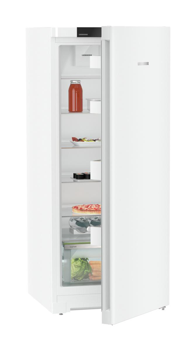 Weißer Kühlschrank mit geöffneter Tür. Zeigt Lebensmittel auf den Regalen, einschließlich einer Flasche Saft.