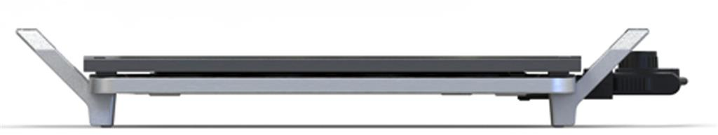 Silber-schwarze elektrische Grillplatte mit zwei Beinen und Netzkabel. Auf weißem Grund.