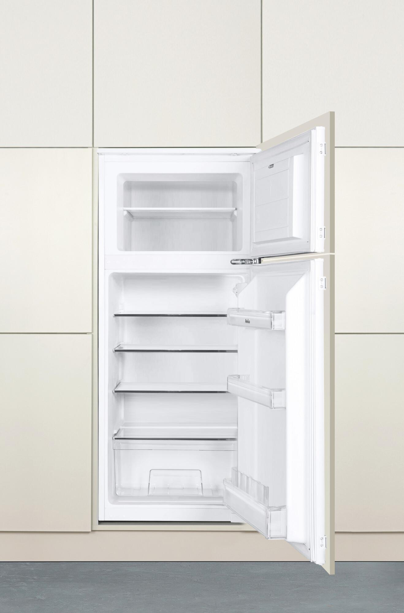 Weißer Kühlschrank mit offenen Türen, zeigt den Innenraum mit Regalen und Schubladen.