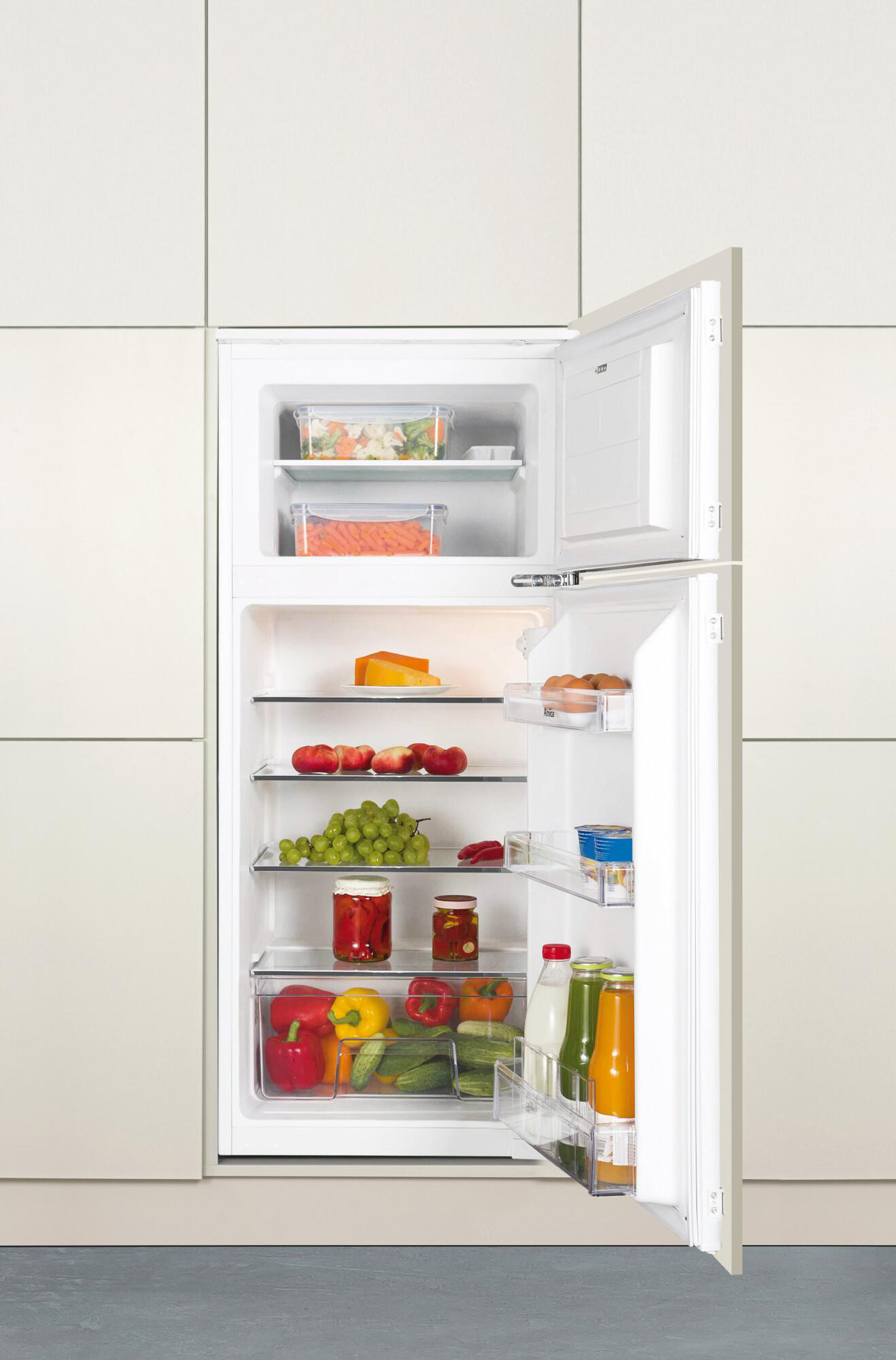 Offener weißer Kühlschrank mit Regalen voller Lebensmittel.