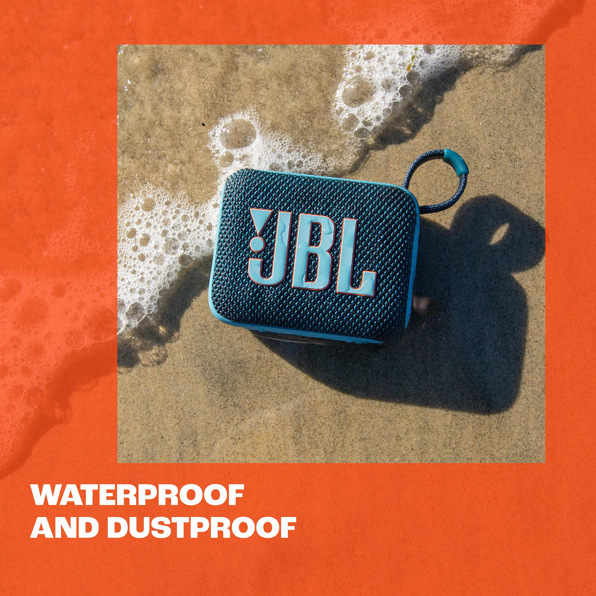 Blauer JBL-Lautsprecher auf Sand, mit Text 'WATERPROOF AND DUSTPROOF' in Orange.