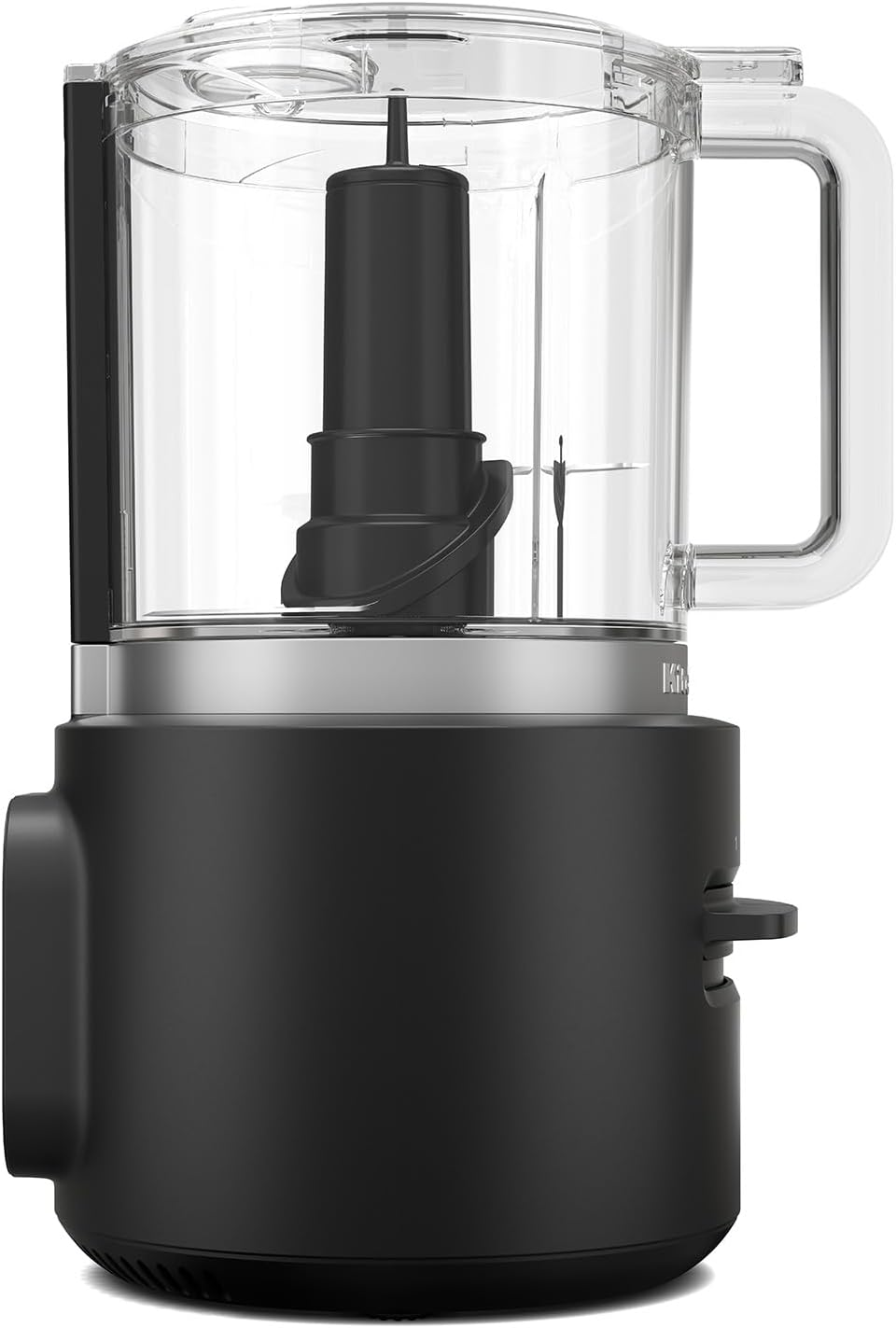 Egy fekete-ezüst KitchenAid konyhai robotgép. Átlátszó műanyag fedele és fogantyúja van. Az alap fekete.