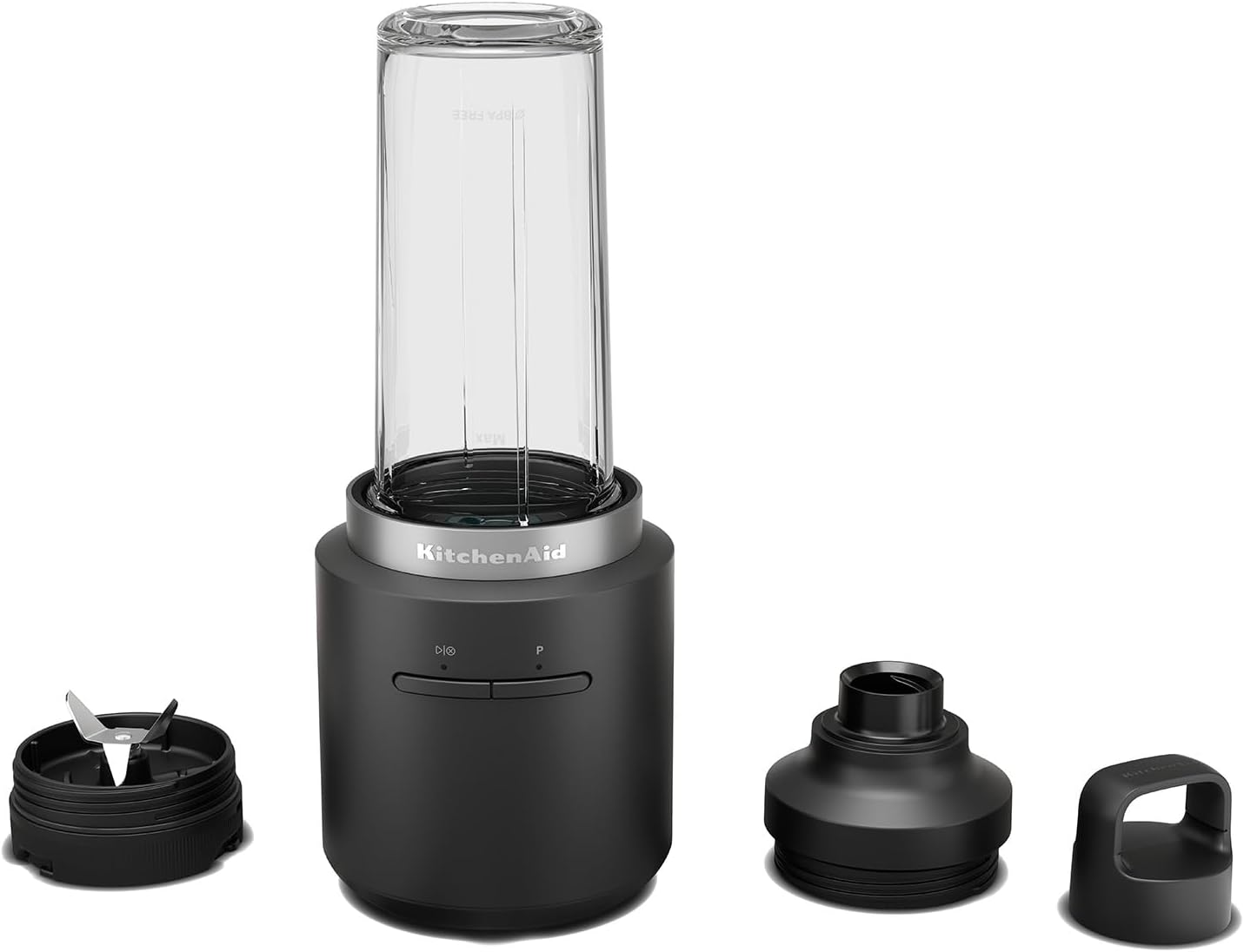 Fekete KitchenAid turmixgép több leválasztott alkatrésszel, fehér felületen, átlátszó üveg.