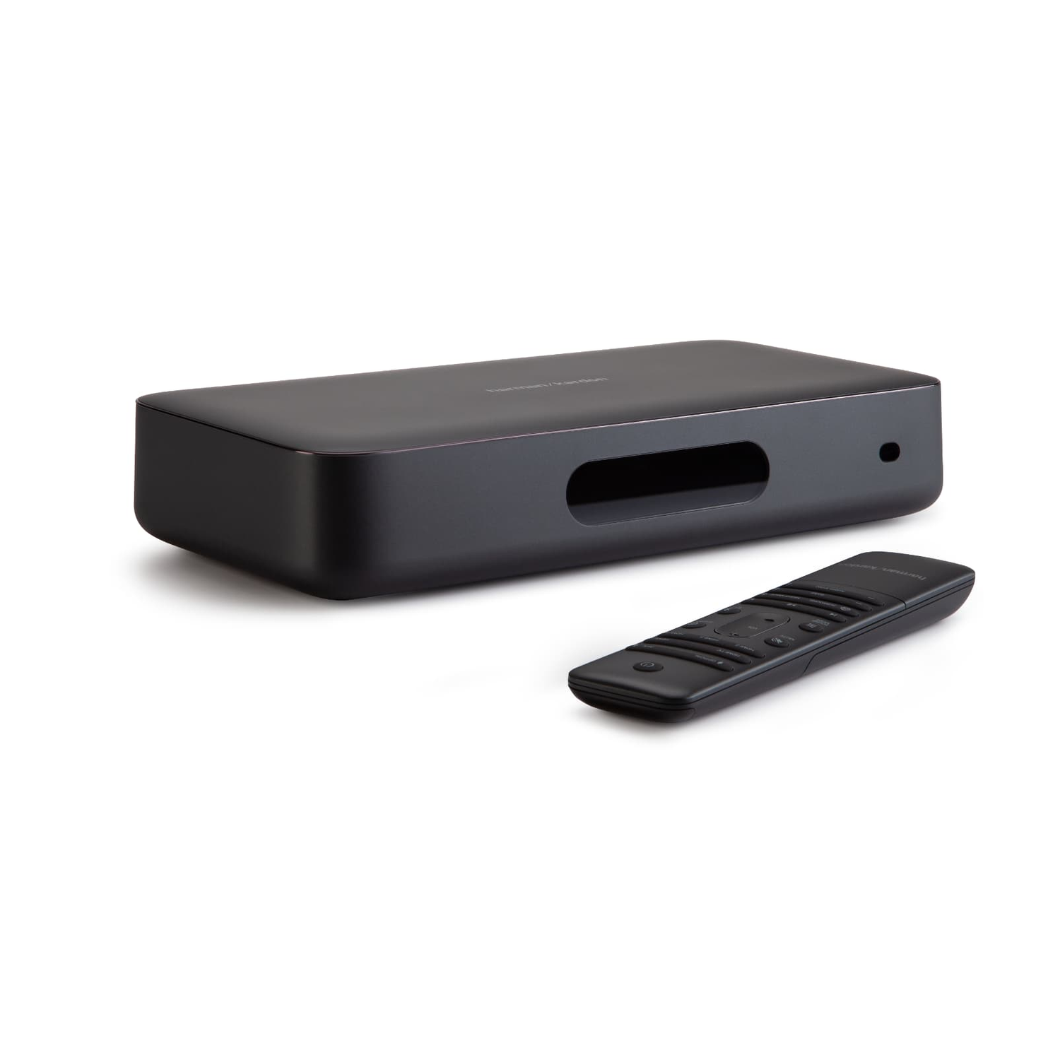Zwarte soundbar met afstandsbediening, op een witte achtergrond.